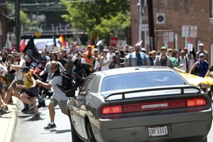 Vụ tông xe vào người biểu tình ở TP Bakersfield thuộc bang California ngày 29-5. Ảnh: AFP