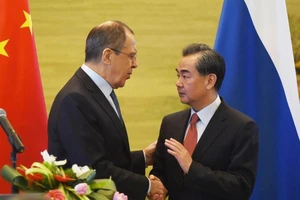 Ngoại trưởng Nga Sergey Lavrov (trái) và Bộ trưởng Ngoại giao Trung Quốc Vương Nghị (phải). Ảnh: GETTY IMAGES