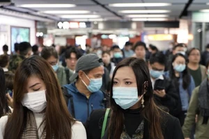 Người dân Hong Kong đeo khẩu trang để phòng dịch COVID-19 khi đi tàu điện ngầm. Ảnh: AP