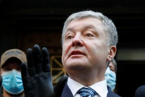 Cựu Tổng thống Ukraine Petro Poroshenko trả lời báo giới bên ngoài Văn phòng Công tố thủ đô Kiev hôm 10-6. Ảnh: REUTERS