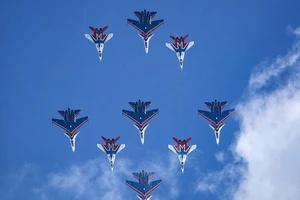 Đội hình máy bay MiG-29UB tham gia buổi tổng duyệt chuẩn bị lễ diễu binh ở Quảng trường Đỏ kỷ niệm 75 ngày chiến thắng. Ảnh: TASS