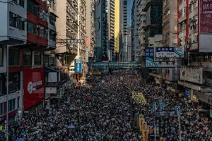 Một cuộc tuần hành lớn của người biểu tình Hong Kong hồi tháng 11-2019. Ảnh: CNN