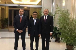 Ông Kwon Jong-gun (giữa), Đại sứ Nga tại Triều Tiên Alexander Matsegora (phải) và Giám đốc Trung tâm nghiên cứu an ninh và năng lượng Nga Anton Khlopkov (trái). Ảnh: ĐSQ NGA TẠI TRIỂU TIÊN