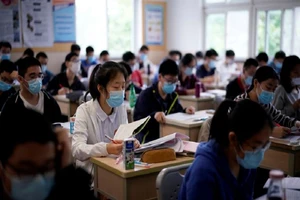 Học sinh tại một trường trung học ở TP Thượng Hải, Trung Quốc hồi tháng 5. Ảnh: REUTERS