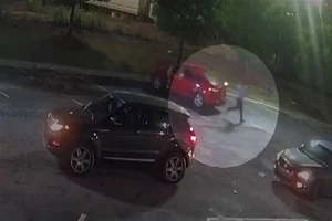 Hình ảnh thanh niên da màu chạy trốn trước khi bị cảnh sát bắn hạ. Ảnh: NBC NEWS