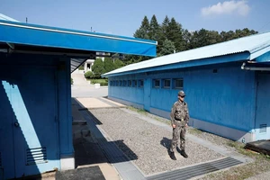 Một binh sĩ Hàn Quốc đứng gác tại làng đình chiến Bàn Môn Điếm tại khu phi quân sự liên Triều. Ảnh: REUTERS