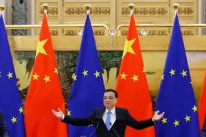 Quan chức EU hội đàm với Thủ tướng Trung Quốc Lý Khắc Cường (giữa) ở thủ đô Bắc Kinh vào tháng 7-2018. Ảnh: REUTERS