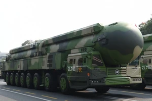 Tên lửa hạt nhân Đông Phong DF-41 của Trung Quốc. Ảnh: TÂN HOA XÃ