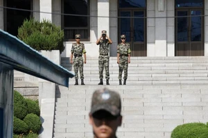 Những người lính Triều Tiên nhìn về khu vực phi quân sự (DMZ) ngăn cách hai miền Triều Tiên và Hàn Quốc, ngày 28-8-2019.