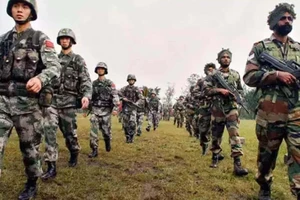 Binh sĩ Trung Quốc (trái) và binh sĩ Ấn Độ (phải) làm nhiệm vụ ở biên giới khu vực Ladakh đang tranh chấp (Ảnh chụp vào tháng 10-2019). Ảnh: THE TIMES OF INDIA 