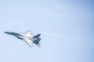 Tiêm kích J-10 của Trung Quốc biểu diễn tại sự kiện triển lãm hàng không Singapore vào tháng 2-2018. Ảnh: REUTERS