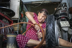 Người phụ nữ gần nửa thế kỷ sửa xe ở Sài Gòn