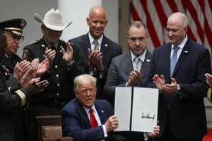 Tổng thống Donald Trump ký kết sắc lệnh mới về hoạt động của cảnh sát tại Nhà Trắng ngày 16-6-2020.