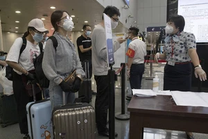 Một quầy làm thủ tục nhập cảnh tại sân bay quốc tế Bắc Kinh ngày 17-6. Ảnh: AP