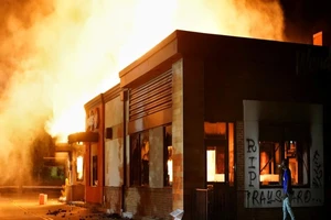 Nhà hàng Wendy, nơi Brooks bị hai viên cảnh sát người da trắng bắn, cũng đã bị người biểu tình đốt cháy vào tối 13-6.