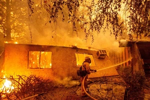 Một lính cứu hỏa tham gia nỗ lực dập tắt đám cháy ở hạt Butte (bang California) hồi tháng 11-2018. Ảnh: AFP