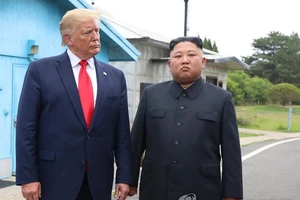 Tổng thống Mỹ Donald Trump và nhà lãnh đạo Triều Tiên Kim Jong-un gặp nhau tại khu phi quân sự Bàn Môn Điếm ngày 30-6-2019. Ảnh: YONHAP