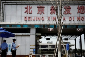 Cảnh sát kiểm soát lối ra vào tại chợ Tân Phát Địa sau khi nơi này là ổ dịch COVID19 mới của Bắc Kinh (Trung Quốc). Ảnh: AFP