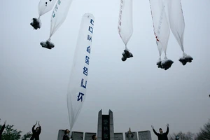 Một nhóm người đào tẩu khỏi Triều Tiên (đang ở Hàn Quốc) thả truyền đơn chống phá Bình Nhưỡng năm 2011. Ảnh: NYT/INTERNATIONAL HERALD TRIBUNE