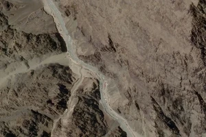 Ảnh vệ tinh chụp ngày 16-6 cho thấy cả Trung Quốc và Ấn Độ đang tăng cường quân tới khu vực biên giới tranh chấp. Ảnh: AFP