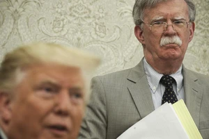 Cựu Cố vấn An ninh Quốc gia Mỹ John Bolton (phải) trong một phiên làm việc ở Nhà Trắng vào tháng 9-2019. Ảnh: AFP