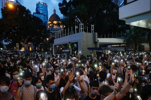 Những người biểu tình cầm điện thoại của họ trong cuộc biểu tình kỷ niệm chống lại dự luật dẫn độ tại Hong Kong ngày 9-6-2020.