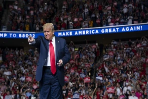 Tổng thống Mỹ Donald Trump trong buổi gặp gỡ người ủng hộ của mình tại TP Tulsa, bang Oklahoma tối ngày 20-6. Ảnh: AP