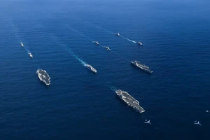 Ba nhóm tác chiến tàu sân bay USS Ronald Reagan (trái), USS Theodore Roosevelt (giữa) và USS Nimitz (phải) di chuyển vào khu vực Tây Thái Bình Dương hồi tháng 11-2017. Ảnh: HẢI QUÂN MỸ