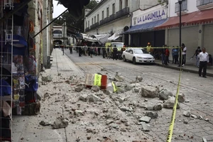 Đường phố bang Oaxaca, Mexico, hư hại nặng trong vụ động đất ngày 23-6. Ảnh: AFP