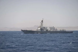 Khu trục hạm mang tên lửa dẫn đường tuần tra bên ngoài lãnh hải Venezuela ngày 23-6. Ảnh: HẢI QUÂN MỸ