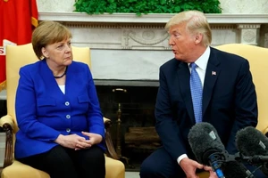 Tổng thống Mỹ Donald Trump (phải) và Thủ tướng Đức Angela Merkel (trái) hội đàm tại Nhà Trắng ngày 27-4-2018. Ảnh: AP