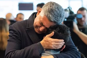 Người thân của một nạn nhân vụ tai nạn máy bay PS752 trong lễ tưởng niệm ngày 15-1 tại Đại học Carleton, Ottawa (Canada). Ảnh: NATIONAL POST