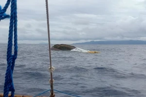 Phần thân tàu cá Liberty Cinco nổi trên biển được lực lượng cứu hộ phát hiện vào ngày 28-6. Ảnh: RAPPLER