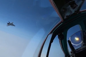 Các chiến đấu cơ F-16 (Na Uy) và F-22 (Mỹ) giám sát hoạt động tuần tra ngày 27-6 của hai phi đội Tu-142MK (Nga). Ảnh chụp màn hình RT/BỘ QUỐC PHÒNG NGA