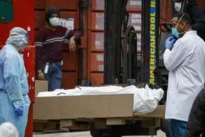 Nhân viên y tế di chuyển một nạn nhân COVID-19 tử vong ở Bệnh viện Brooklyn, bang New York (Ảnh chụp vào tháng 3-2020). Ảnh: THE NEW YORK TIMES