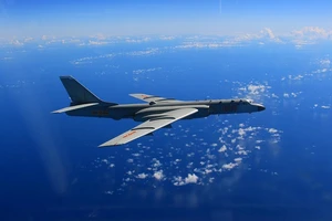 Một chiếc máy bay ném bom H-6K của Trung Quốc. Ảnh: TÂN HOA XÃ