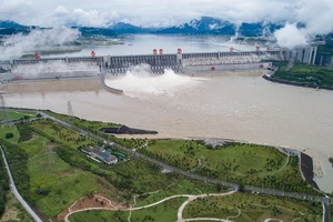 Đập Tam Hiệp mở hai cửa xả lũ từ sáng 29-6. Ảnh: TÂN HOA XÃ