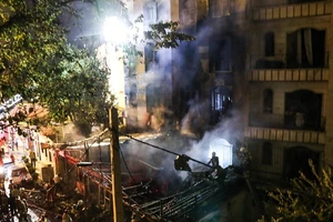 Hiện trường vụ nổ phòng mạch hôm 30-6 ở thủ đô Tehran, Iran. Ảnh: AFP