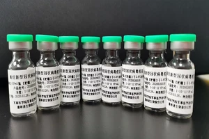 Hình ảnh các lọ vaccine Ad5-nCoV do Trung Quốc sản xuất. Ảnh: CNN