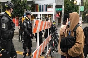 Cảnh sát chốt chặn ngăn người biểu tình quay trở lại khu vực "tự trị" Capitol Hill. Ảnh: AP