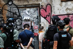 Người biểu tình Hong Kong bị cảnh sát bắt giữ trong đợt xuống đường ngày 1-7. Ảnh: REUTERS