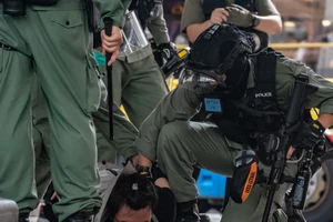 Một người biểu tình bị cảnh sát Hong Kong khống chế trong đợt xuống đường ngày 1-7. Ảnh: SCMP