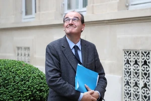 Ông Jean Castex trong một cuộc họp báo về tình hình COVID-19 ở Pháp hồi tháng 4-2020. Ảnh: AFP