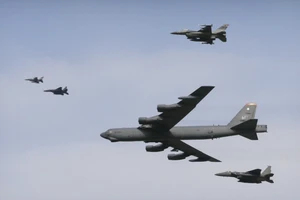 Máy bay ném bom chiến lược B-52 bay trên không phận căn cứ không quân Mỹ Osan ở TP Pyeongtaek, Hàn Quốc vào tháng 1-2016. Ảnh: AFP