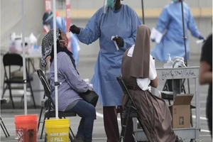 Nhân viên y tế lấy mẫu xét nghiệm COVID-19 cho người dân ở TP Homestead, bang Florida (Mỹ) hôm 6-7. Ảnh: AP