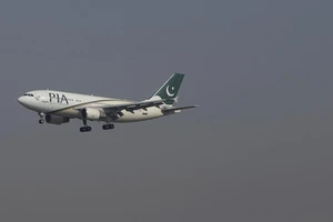 Một máy bay của hãng Pakistan International Airlines đến sân bay quốc tế Benazir, Pakistan, ngày 2-12-2015.