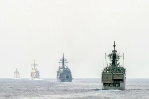 Tàu quân sự của Ấn Độ, Mỹ và Nhật trong cuộc diễn tập hải quân năm 2015. Ảnh: AFP.