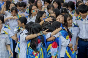 Lễ ra trường đầy xúc động của học sinh THPT Lê Hồng Phong 