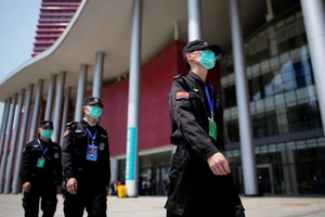 Lực lượng an ninh Trung Quốc tuần tra ở thủ đô Bắc Kinh (Ảnh chụp vào tháng 4-2020). Ảnh: REUTERS