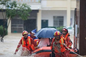 Trung Quốc cảnh báo nguy cơ hồ nước ngọt lớn nhất nước tràn bờ